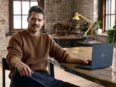 Henry Cavill sentado a uma mesa, com um Googlebook ao alcance.