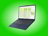 O IdeaPad Slim 3 14Q7X11 está disponível nos acabamentos Cosmic Blue e Luna Grey, sendo o primeiro ilustrado na imagem.