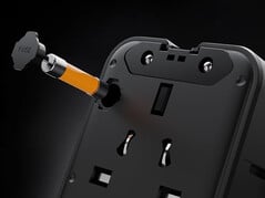 O Tessan Aero 70 Smart Travel Adapter vem com um fusível de segurança integrado.