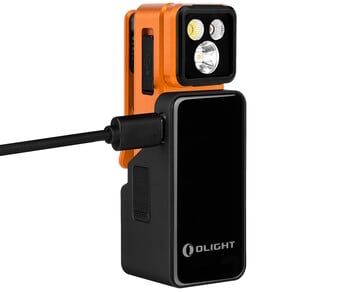 Os kits do Olight Oclip 2 vêm com estojos de recarga com base de 1.000 mAh para prolongar o tempo de funcionamento.