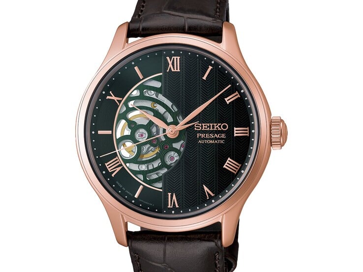 Close-up do mostrador verde do Seiko Presage HCB007, mostrando seu padrão geométrico texturizado