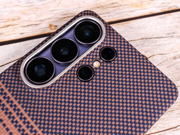 A moldura da câmera nos gabinetes Edge é revestida de alumínio.