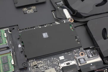 Os slots de SSD PCIe5 'SSD2' e 'SSD3' ficam embaixo do dissipador de calor