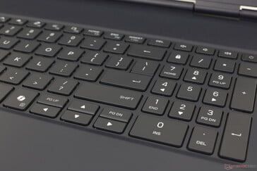 O numpad e as teclas de seta são menores e mais apertados do que as teclas QWERTY principais