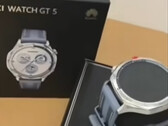 O Watch GT 5 já foi retirado da caixa na China. (Fonte da imagem: Bilibili)