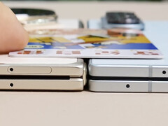 O Galaxy Z Fold7 parece ser mais fino do que a versão Ivory White do Magic V5 aqui, da direita para a esquerda. (Fonte da imagem: Ice Universe)