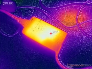 O adaptador CA atinge mais de 46 °C ao operar cargas exigentes