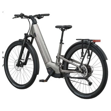 A bicicleta vem totalmente equipada para uso na estrada