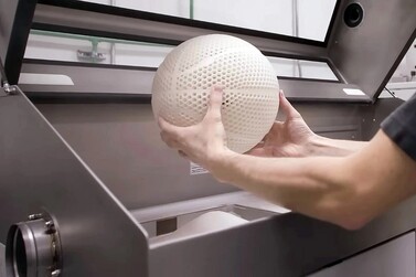 Uma impressora 3D de sinterização seletiva a laser da EOS é usada para produzir a bola (Fonte da imagem: Wilson)