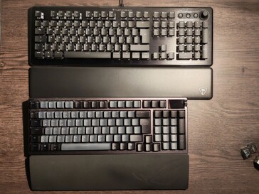 Em uma comparação direta com o Turtle Beach Vulcan II, o ASUS ROG Azoth 96 HE parece muito compacto. (Fonte da imagem: Notebookcheck)