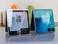 Samsung Galaxy Z Flip7 (direita) comparado com o Flip7 FE (esquerda)