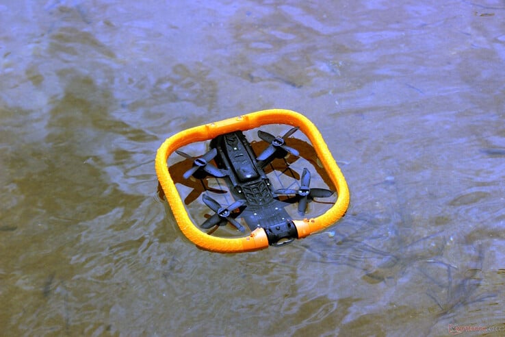 Quando o HoverAir Aqua cai de cabeça para baixo na água...