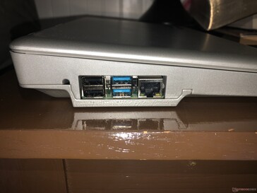 Esquerda: 2x USB 2, 2x USB 3.1 Gen 1 (5 Gbps), Gigabit Ethernet