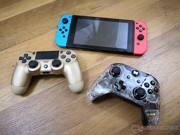 Controlador Bigbig Won comparado ao controlador PS4 e Switch
