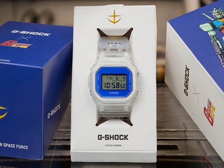 Casio G-Shock x Mobile Suit Gundam DW-5600 com caixa e pulseira transparentes, moldura azul, marca E.F.S.F. e embalagem de colecionador com arte Gundam.