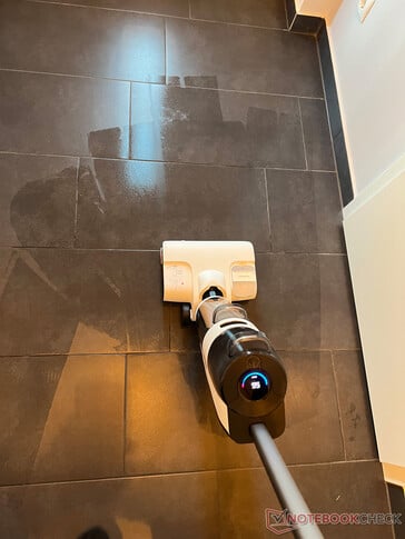 O Roborock Dyad Pro deixa para trás um piso úmido e limpo
