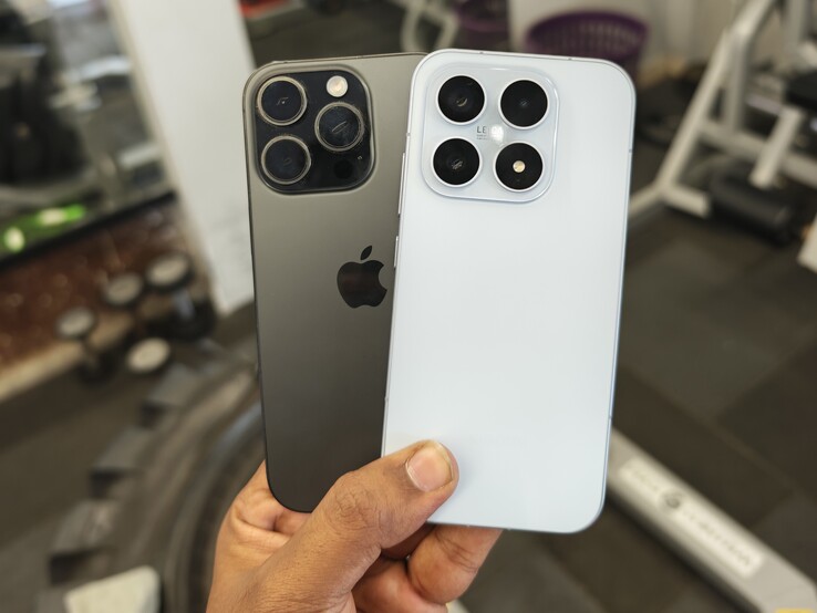 O Xiaomi 17 e o iPhone 16 Pro são bastante leves na mão