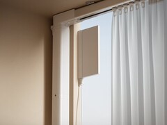 O Linptech Smart Curtain Motor C4 é recarregado por meio de um painel solar. (Fonte da imagem: Xiaomi)