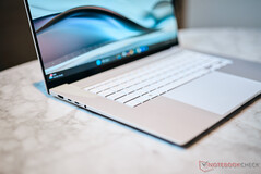 Asus ZenBook S16 I/O (imagem via Notebookcheck)