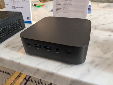 Portas do ECS Liva Z6 Plus. (Fonte da imagem: TechPowerUp)