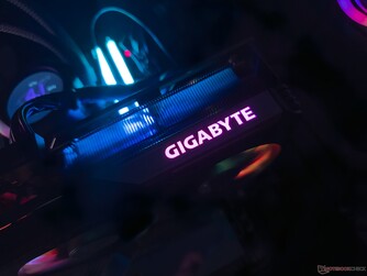 Logotipo RGB da Gigabyte na parte superior
