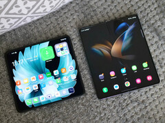 Espera-se que o chamado iPhone Fold seja mais parecido com o Oppo Find N2 em tamanho, à esquerda, do que os recentes lançamentos do Galaxy Z Fold. (Fonte da imagem: Digital Trends)