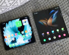 Espera-se que o chamado iPhone Fold seja mais parecido com o Oppo Find N2 em tamanho, à esquerda, do que os recentes lançamentos do Galaxy Z Fold. (Fonte da imagem: Digital Trends)