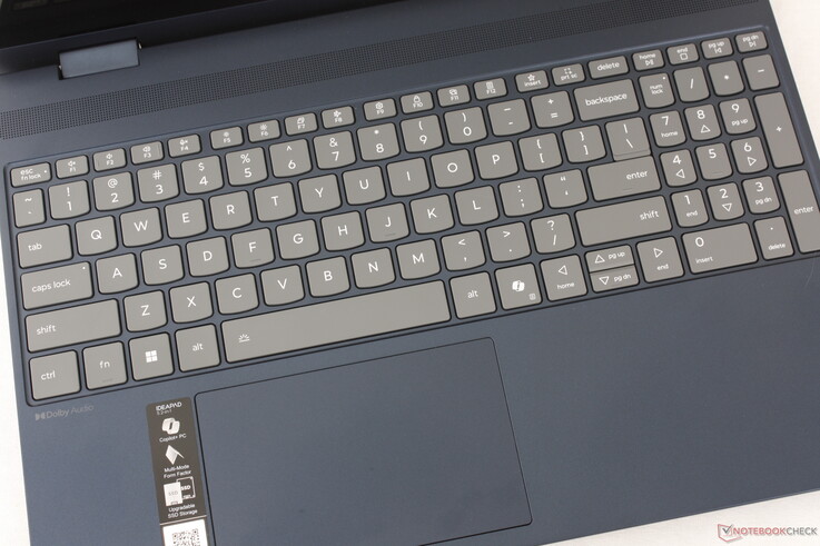 O deslocamento das teclas é menor do que o de um ThinkPad, mas ainda é relativamente firme. Enquanto isso, o clickpad de 12 x 7,5 cm é suficiente, embora ligeiramente apertado para o movimento vertical do cursor