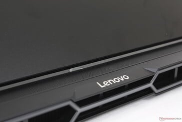 A parte traseira estendida melhora o resfriamento ao custo de um design maior e mais pesado