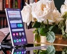 Um Samsung Galaxy S25 Ultra em pé sobre uma mesa, com uma página da web aberta visível na tela