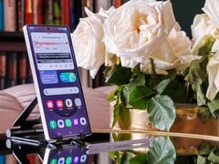 Um Samsung Galaxy S25 Ultra em pé sobre uma mesa, com uma página da web aberta visível na tela