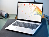Análise do laptop HP EliteBook x360 830 G10: Conversível de metal com tela sensível ao toque não reflexiva