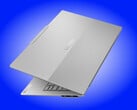 O ThinkBook 14x é mais leve do que a maioria dos laptops, com um peso oficial de 990 g, incluindo sua bateria de 54,7 Wh.