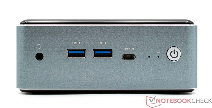 Frontal: conector de áudio de 3,5 mm (saída de linha + entrada de microfone), 2x USB 3.2, 1x USB-C (3.2 Gen 2 + DisplayPort 1.4), alimentação