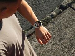 A versão 6.17 do software já está disponível para os smartwatches Forerunner 570 (foto) e Foreruuner 970. (Fonte da imagem: Garmin)