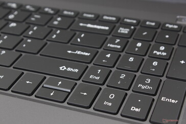 As teclas Numpad e setas são mais estreitas e apertadas do que as principais teclas QWERTY