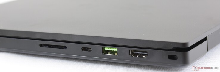 Right: SD reader UHS-III, USB Type-C + Thunderbolt 3, USB 3.2 Gen. 2, HDMI 2.0b, Kensington Lock