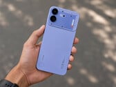 O Nothing Phone (4b) na cor azul.