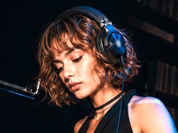 As conexões com fio eliminam as preocupações com a bateria durante a apresentação do DJ.