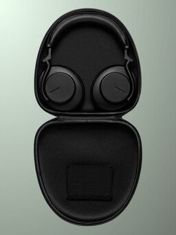 Os fones de ouvido podem ser dobrados e colocados no estojo rígido incluído (Fonte da imagem: Shure)