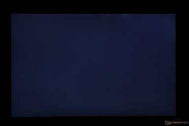 Sangramento de luz de fundo ligeiramente irregular ao longo da borda superior