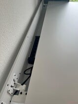 Não há problema em colocar um filtro de linha grande na bandeja de cabos.