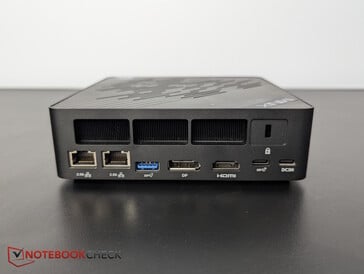 Traseira: Ethernet 2.5G dupla, USB-A 3.2 Gen2, DP 1.4, HDMI 2.1, USB-C 3.2 Gen2x2, Kensington