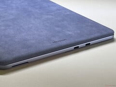 Direita: 2x USB-C 3.2 Gen.2 (10 Gbit/s, DisplayPort 1.4a, Power Delivery)
