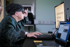 Um paciente passa por treinamento após receber o implante ocular eletrônico da PRIMA (Fonte da imagem: Moorfields Eye Hospital)