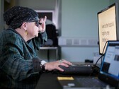 Um paciente passa por treinamento após receber o implante ocular eletrônico da PRIMA (Fonte da imagem: Moorfields Eye Hospital)