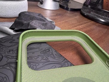 O case Apple TechWoven. (Fonte da imagem: u/Jman42023)