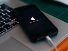 Apple lançou oficialmente a atualização iOS 14.8 para iPhones (Imagem: Szabo Viktor)