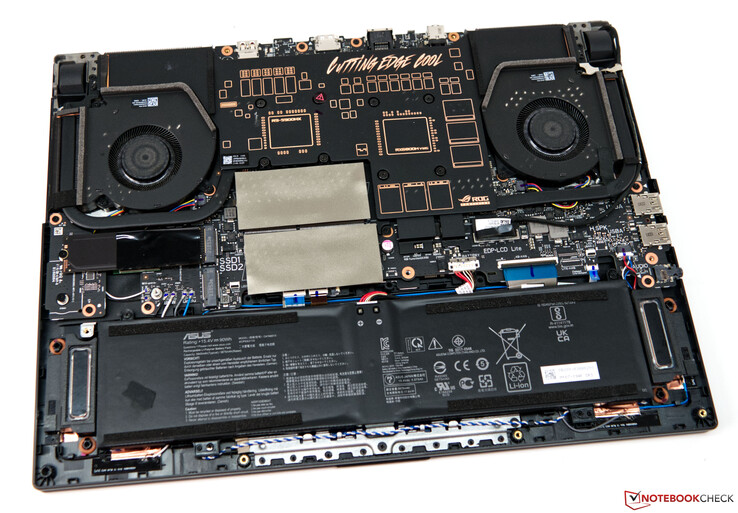 A Asus ROG Strix G15 G513QY sem a tampa inferior