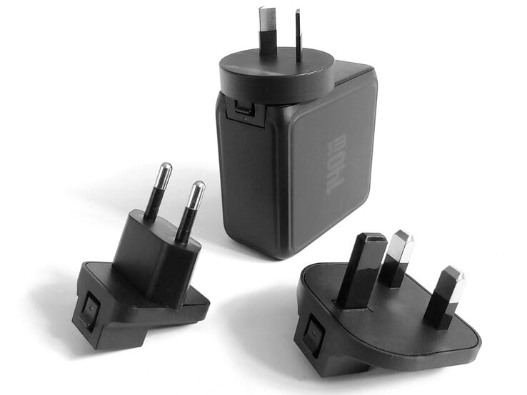 Os adaptadores de plugue CA deslizam sobre o carregador.